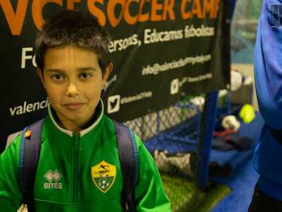 Avviciniamo Claudio, 10 anni, che sta aspettando di entrare sul rettangolo di gioco. �Il mio mito � Pel� � dichiara �, ma non punto a diventare un calciatore. Per me il pallone rimane solo puro divertimento�